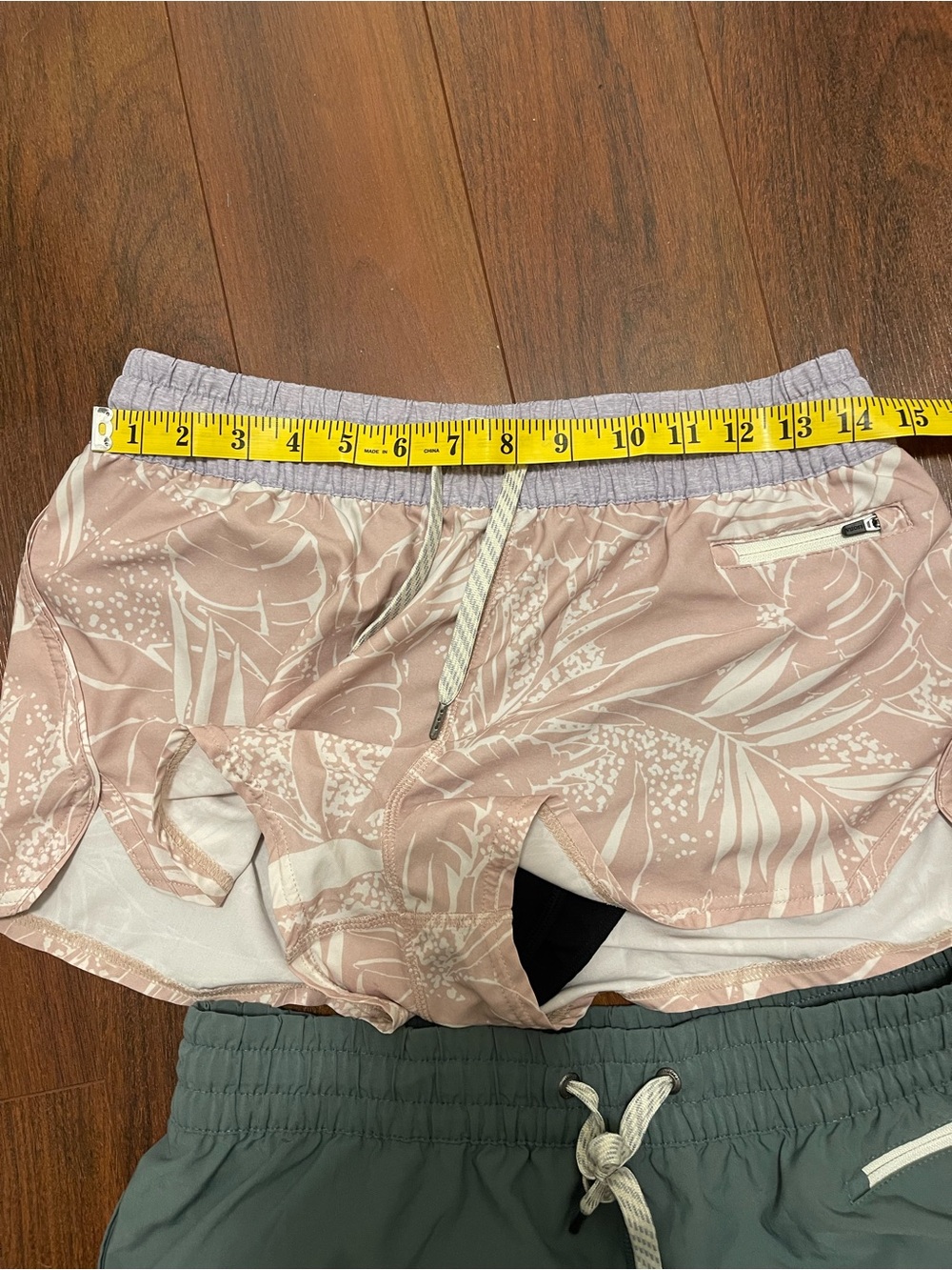 2 pairs of Vuori shorts - Picture 4 of 5